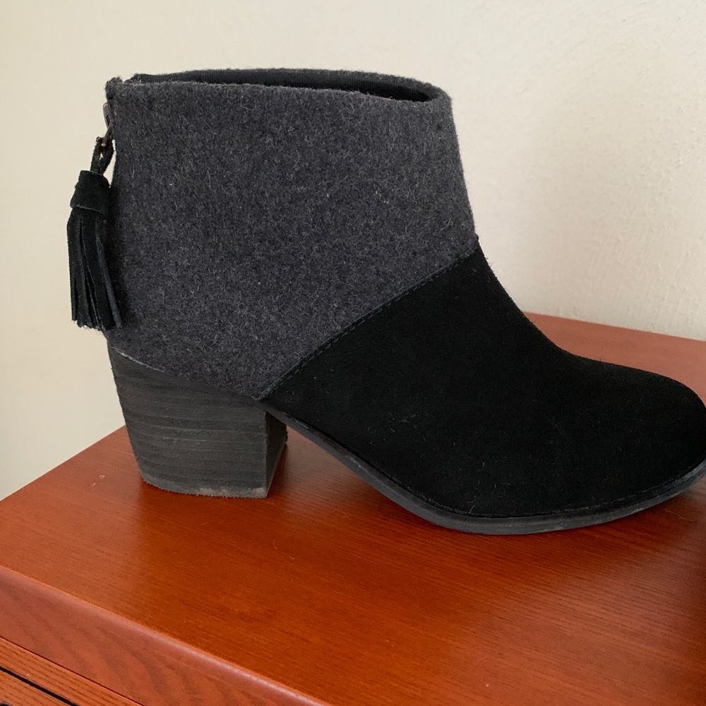 * SOLD * Grey and black booties with tassels.